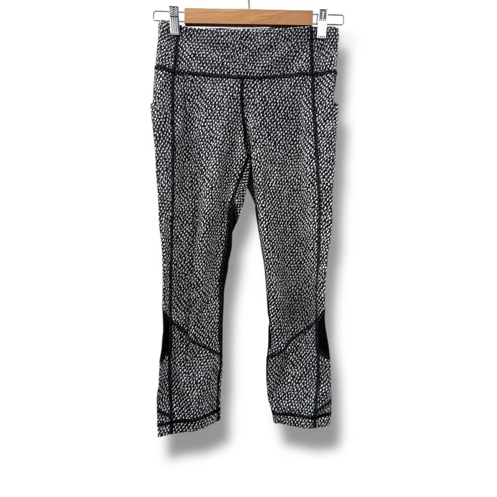 Lululemon Pace Rival Crop‎ Leggings Size 4 Black White Print Women's Activewear